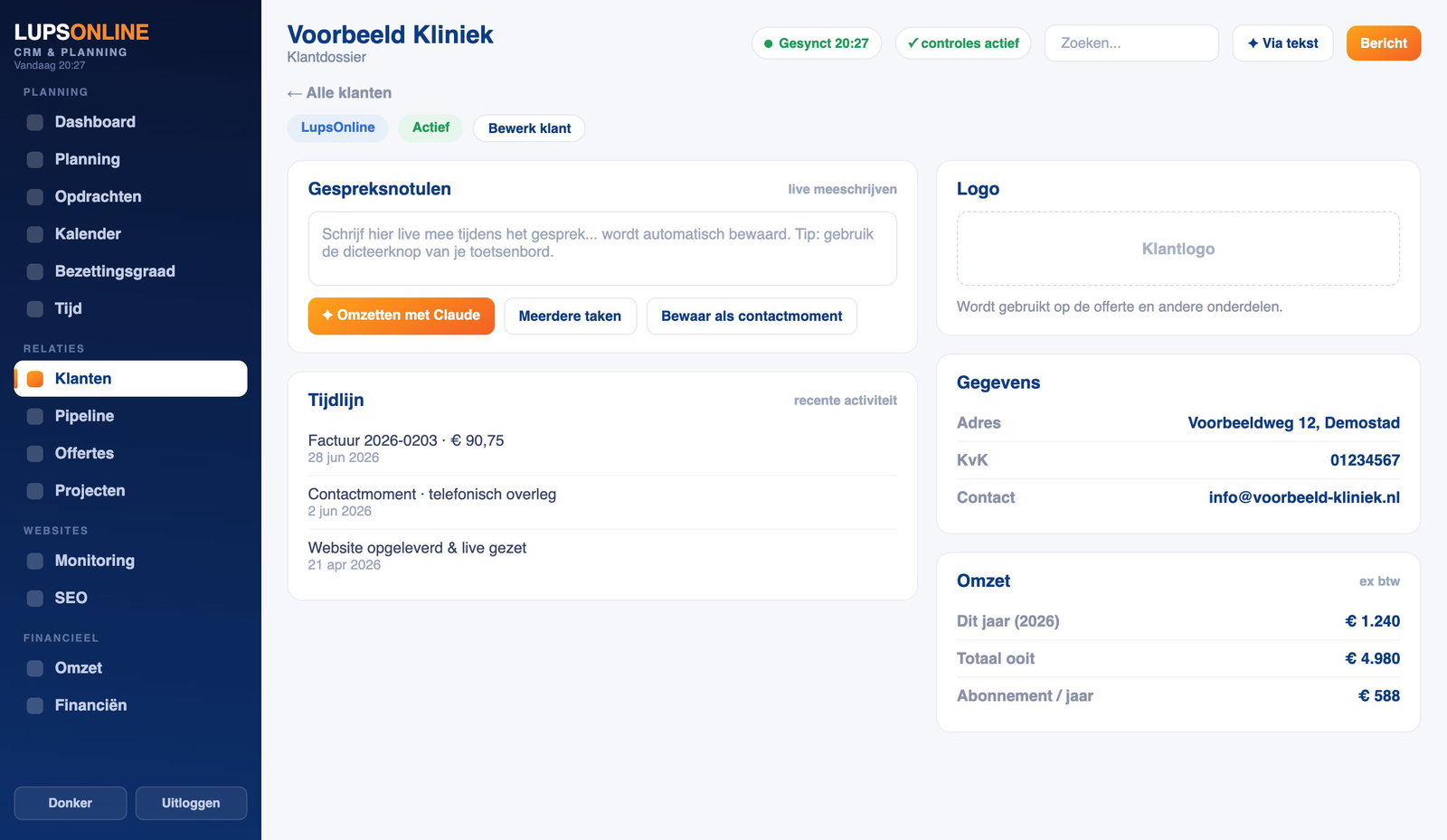 Het klantdossier: gespreksnotulen met AI-samenvatting, tijdlijn, gegevens en omzet per klant.