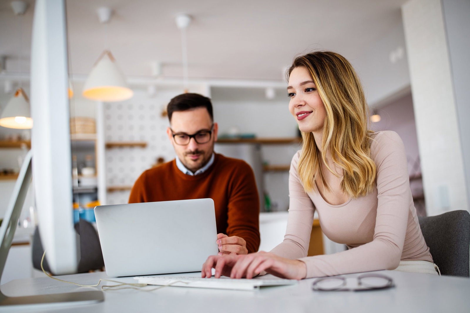 Ondernemers overleggen over hun nieuwe website