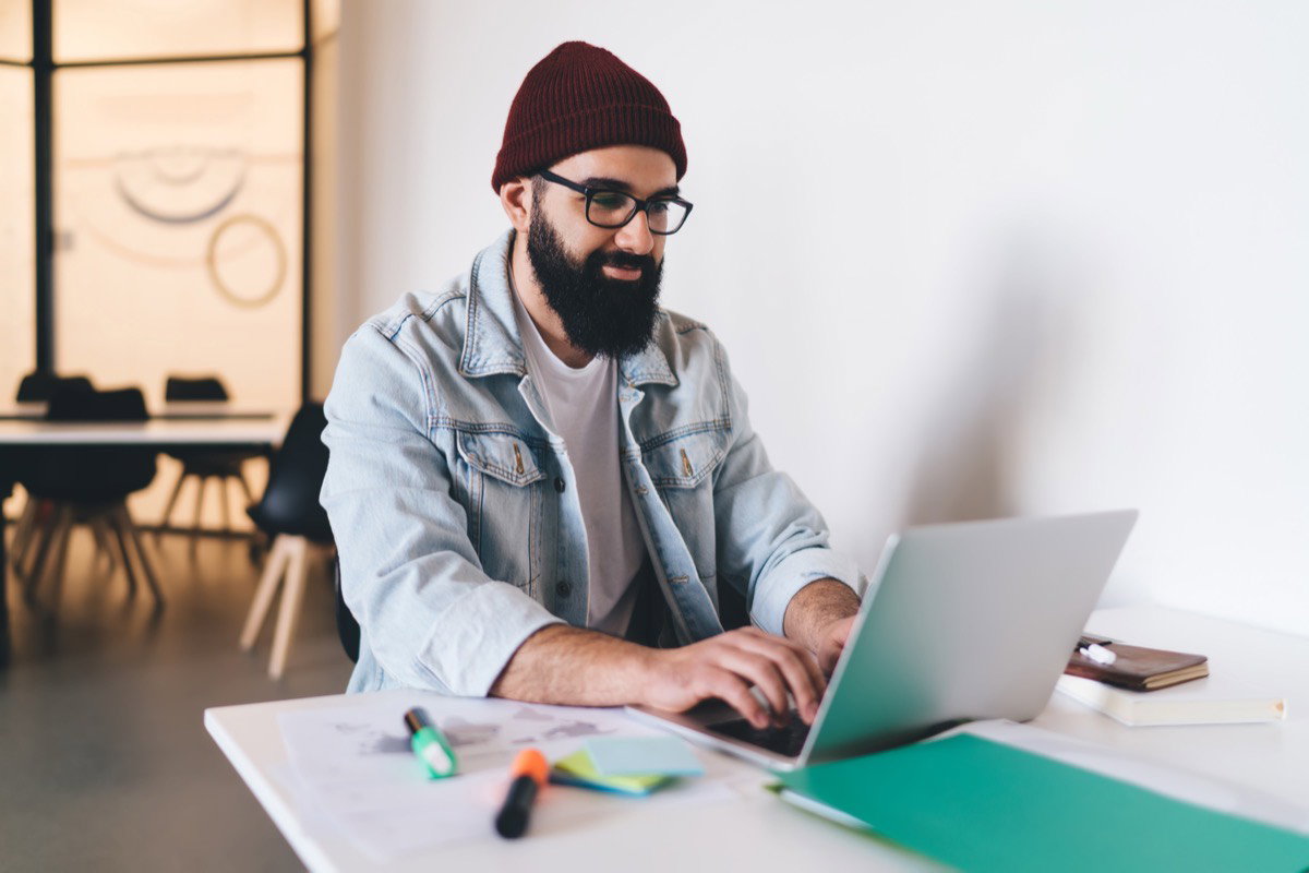 Webdesigner werkt aan een website in een modern kantoor